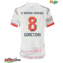 Camiseta Bayern Munich Leon Goretzka #8 Visitante Equipación para mujer 2025-26 manga corta